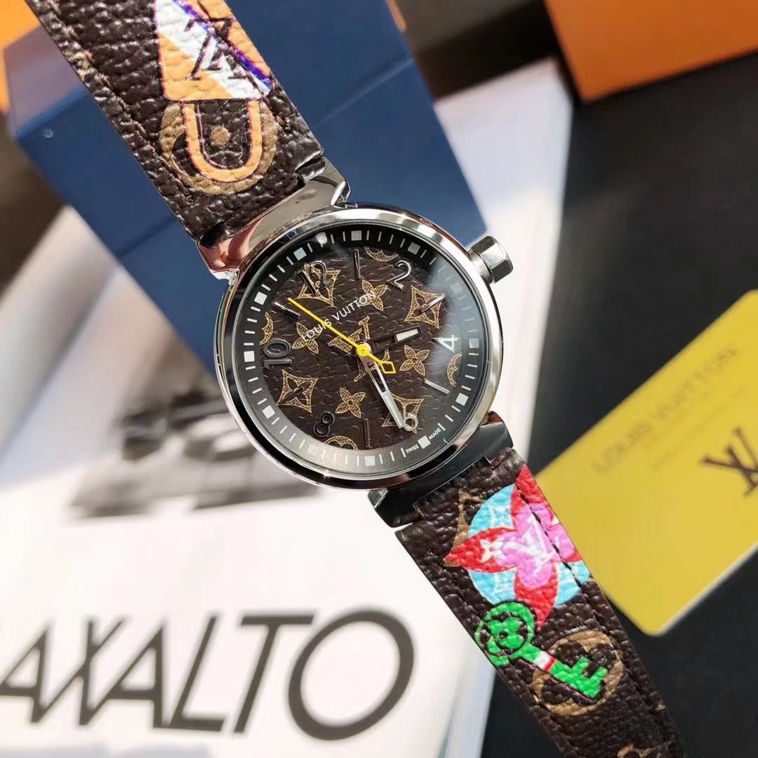 ?? 300
Iv Louis Vuitton 2022 latest style, unique printed leather strap with vintage watch really good, the older I get, the more I love the classic style! This watch is the classic Iv. The case and strap are both classic monogram, with a low-key style. T