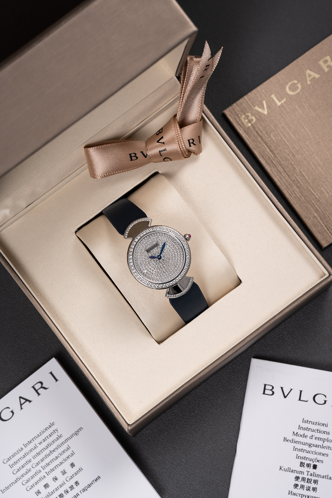 White square diamonds 550, gold square diamonds 580, full face diamonds plus 100.
New Bulgari style! The case is set with two options: eight hearts and eight arrows round stones and T-shaped strip diamonds.
Luxurious quality. Made from Italian calfskin, s