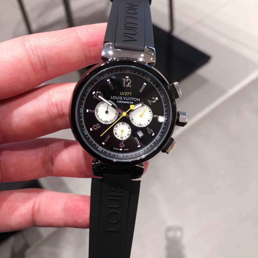 ?? 300
Louis Vuitton, one of the watches in the Tambour Damier Cobalt collection, is made of stainless steel, with a dial decorated with contrasting red and white patterns and further enhanced by a sky blue seconds hand. Striking color strap, true sporty 