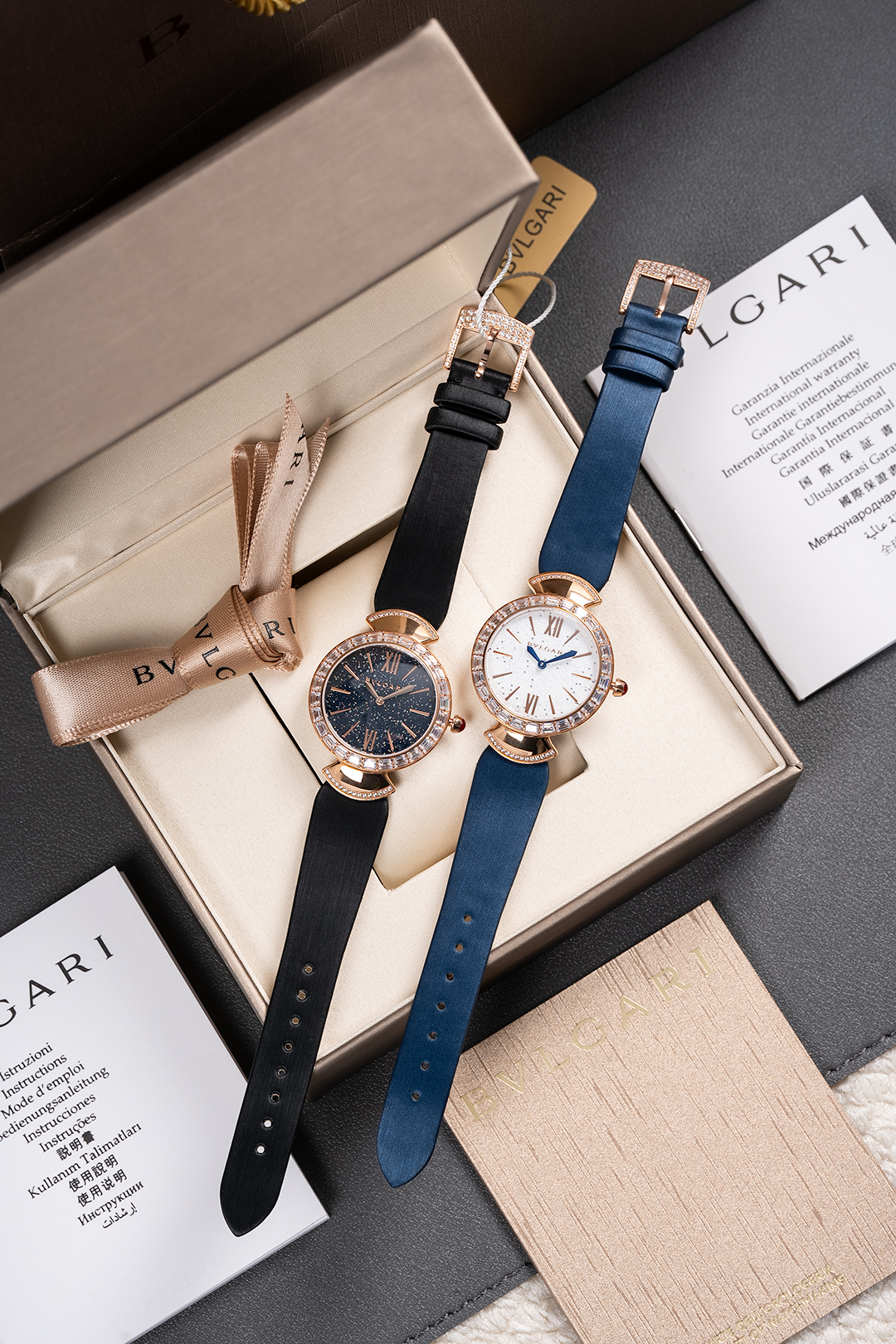 White square diamonds 550, gold square diamonds 580, full face diamonds plus 100.
New Bulgari style! The case is set with two options: eight hearts and eight arrows round stones and T-shaped strip diamonds.
Luxurious quality. Made from Italian calfskin, s