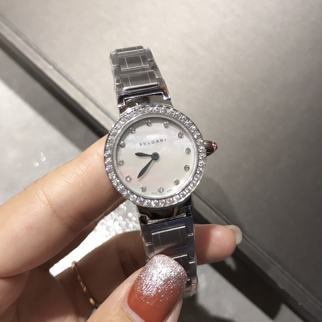 ?? White case 250 Rose gold 270 diamonds ?20 Bulgari mini size!
BVLGARI Bvlgari collection classic yet stylish ladies' watch, imported quartz, stainless steel steel details are very good workmanship, small size: dial diameter 26mm, thickness 6mm