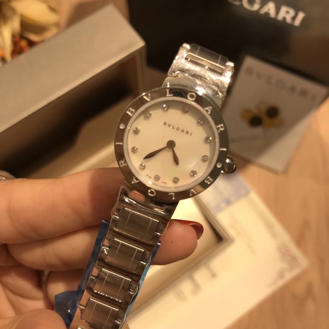 ?? White case 250 rose gold 270 diamonds ?20 Bulgari Mini!
BVLGARI Bvlgari BVLgari summer's hottest white mother-of-pearl dial women's watch, imported quartz, sapphire crystal, stainless steel steel details are very good workmanship, small size: dial diam