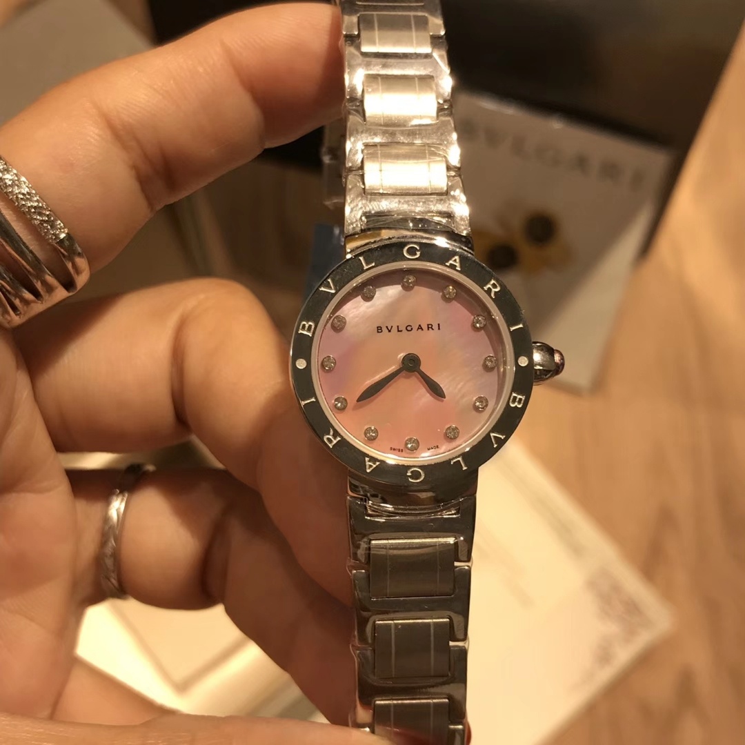 ?? White case 250 rose gold 270 diamonds ?20 Bulgari Mini!
BVLGARI Bvlgari BVLgari summer's hottest white mother-of-pearl dial women's watch, imported quartz, sapphire crystal, stainless steel steel details are very good workmanship, small size: dial diam