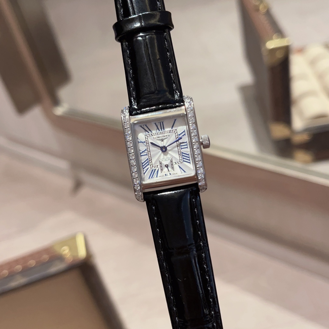 ?? White case 260 with diamonds ?20
Mini Didier small checkered is here ?? with imported Japanese movement ??
Valentine 's must-have ?? Small and delicate case with pure and soft lines
This is definitely a must-have MINI new favorite in your jewelry watch