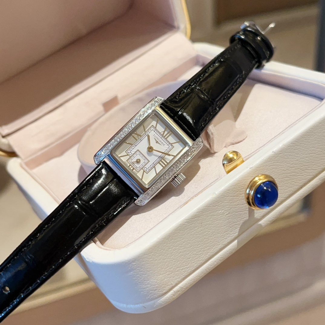 ?? White case 260 with diamonds ?20
Mini Didier small checkered is here ?? with imported Japanese movement ??
Valentine 's must-have ?? Small and delicate case with pure and soft lines
This is sure to be a must-have MINI in your jewelry watch cabinet