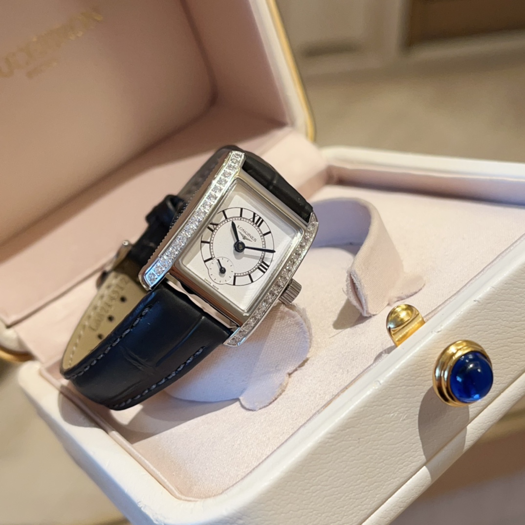?? White case 260 with diamonds ?20
Mini Didier small checkered is here ?? with imported Japanese movement ??
Valentine 's must-have ?? Small and delicate case with pure and soft lines
This is sure to be a must-have MINI in your jewelry watch cabinet