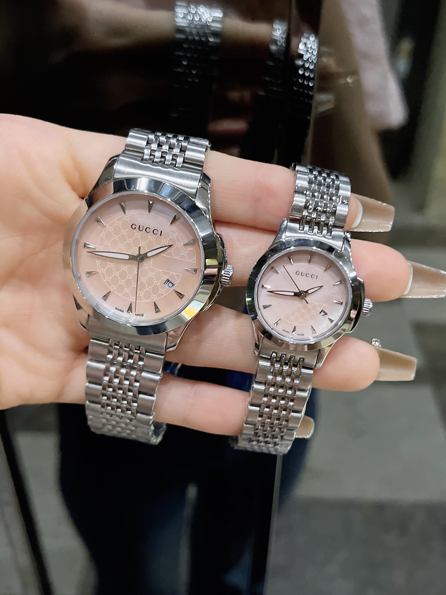 ?? White shell 260 gold 280. A new addition to GUCCI's G-TIMELESS collection, this timepiece features a silver glossy dial in the same tone, exuding elegance. The dial is centered with Gucci's classic Logo, and other iconic elements such as the interlocki