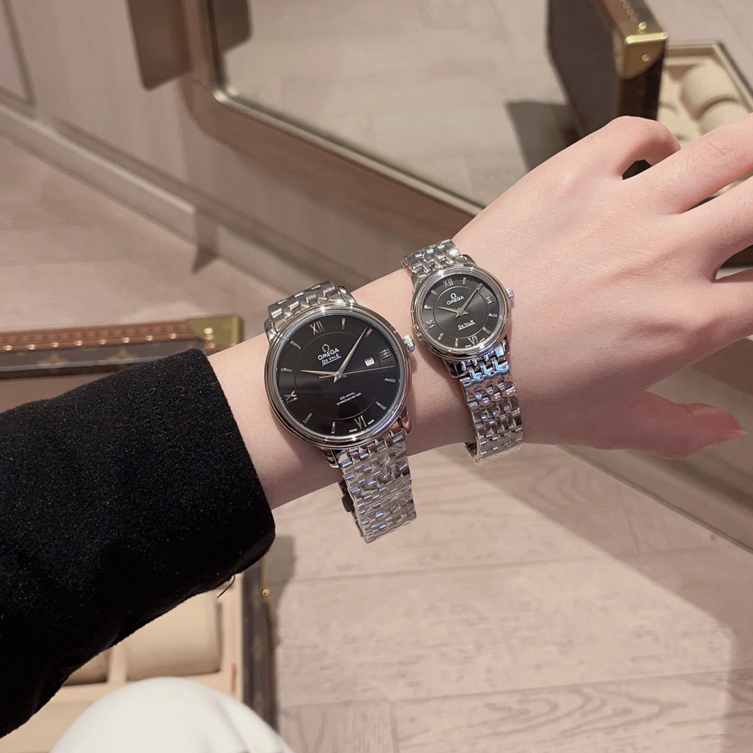 ??300 gold 320 diamonds +20
Taiwan factory paired with red packaging gift bag Omega de Ville Quartz collection watch
The women's watch measures 27.4mm and the men's watch 39mm
Imported Swiss quartz movement, 316 stainless steel case, scratch-resistant gla