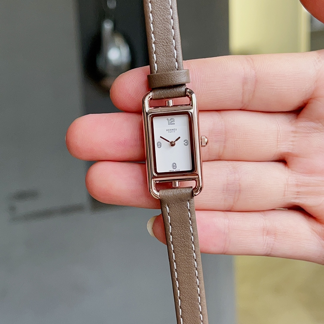 ?? White case 300 gold 330 diamonds ?50
The Hermes ??Nantucket collection never follows the rules but shows endless creativity. The new TresPetitModeIe watch further highlights the exquisite outline of the design, gemstone setting, white natural mother-of