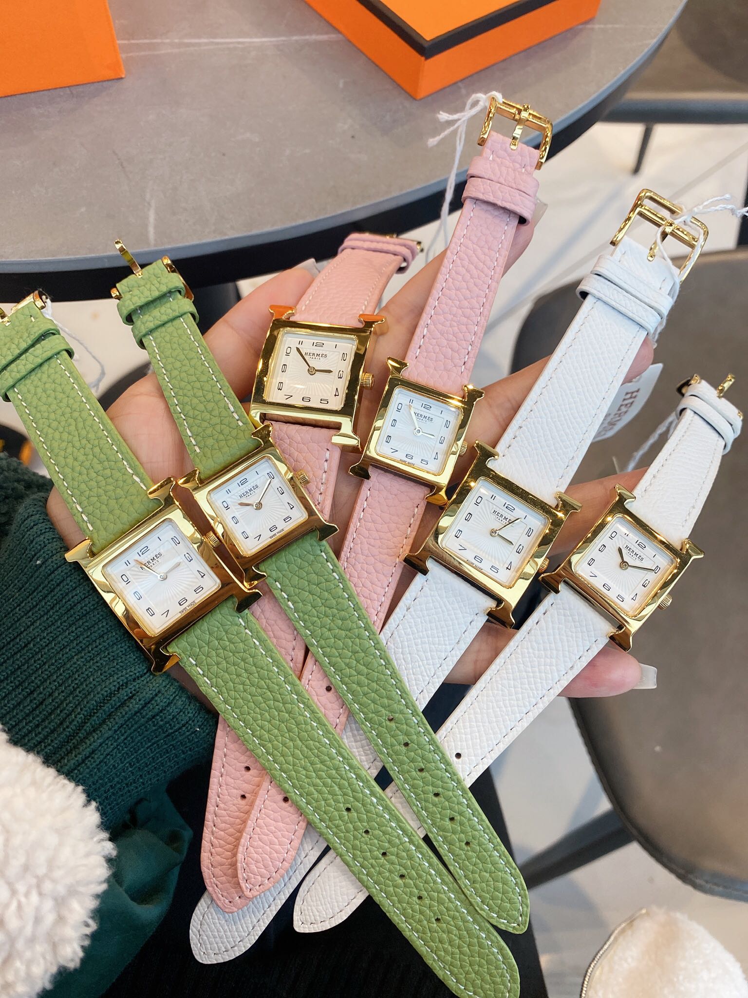 ?? White case 300 Gold case 330
Hermes?? Hermes ????Heure H collection
??2022 Hong Kong DFS Duty Free ???? The distinctive "H" case is surrounded by a bright-colored strap, with white natural mother-of-pearl dial, hand-finished, Swiss quartz movement, sma