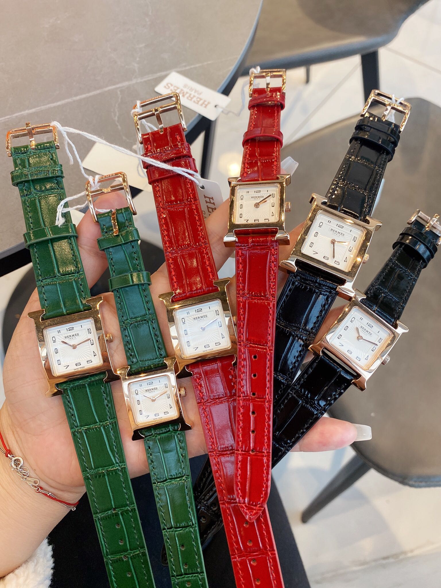 ?? White case 300 Gold case 330
Hermes?? Hermes ????Heure H collection
??2022 Hong Kong DFS Duty Free ???? The distinctive "H" case is surrounded by a bright-colored strap, with white natural mother-of-pearl dial, hand-finished, Swiss quartz movement, sma