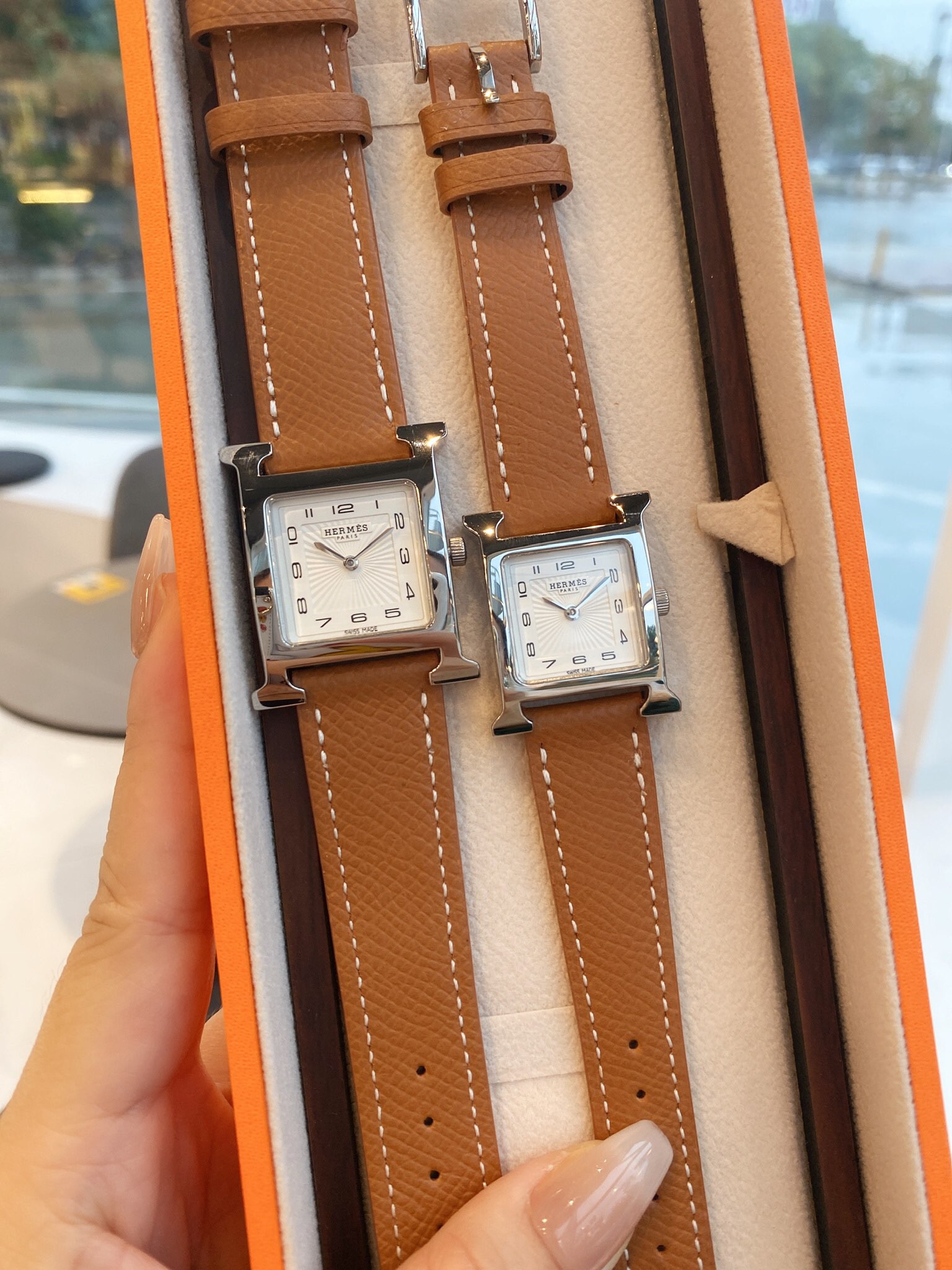 ?? White case 300 Gold case 330
Hermes?? Hermes ????Heure H collection
??2022 Hong Kong DFS Duty Free ???? The distinctive "H" case is surrounded by a bright-colored strap, with white natural mother-of-pearl dial, hand-finished, Swiss quartz movement, sma