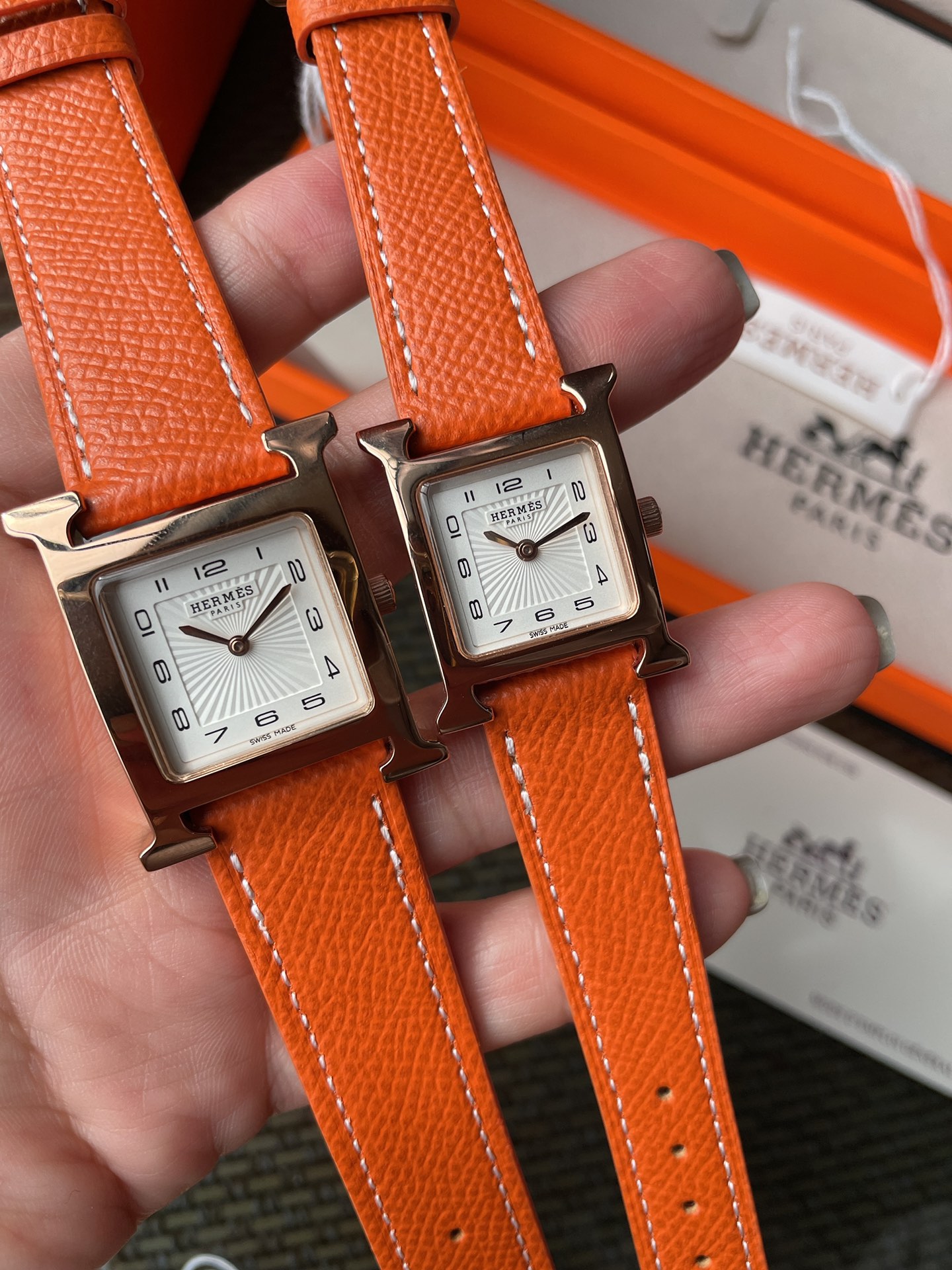 ?? White case 300 Gold case 330 (order discount 20)
Hermes?? Hermes ????Heure H collection
??2022 Hong Kong DFS Duty Free ???? The distinctive "H" case is surrounded by a bright-colored strap, with white natural mother-of-pearl dial, hand-finished, Swiss 