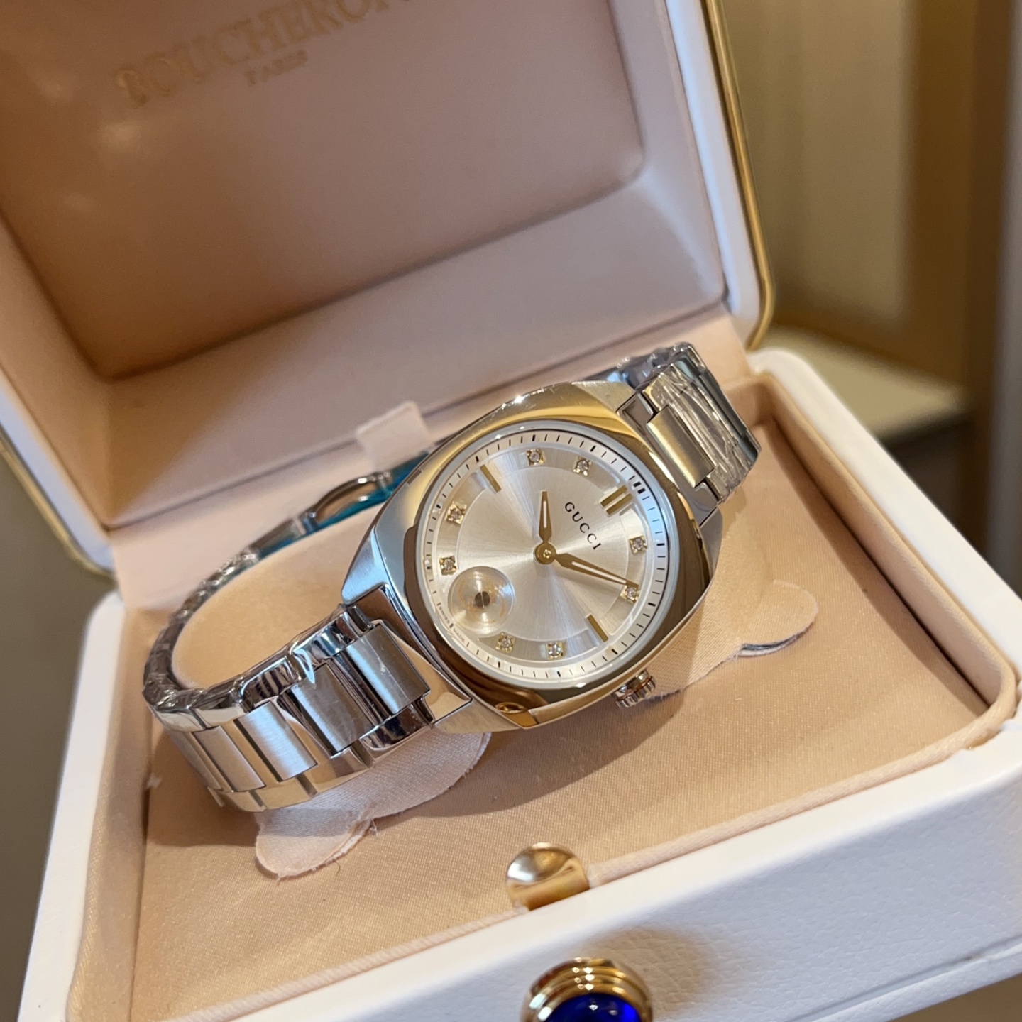 ?? White case 320 gold 340
New GUCCI interlocking collection. The original camera shows the real thing. The exquisite and delicate rainbow colors paired with the dazzling diamond dial are simple yet not simplistic! Really NOT TOO BEAUTIFUL ??5 colors to c