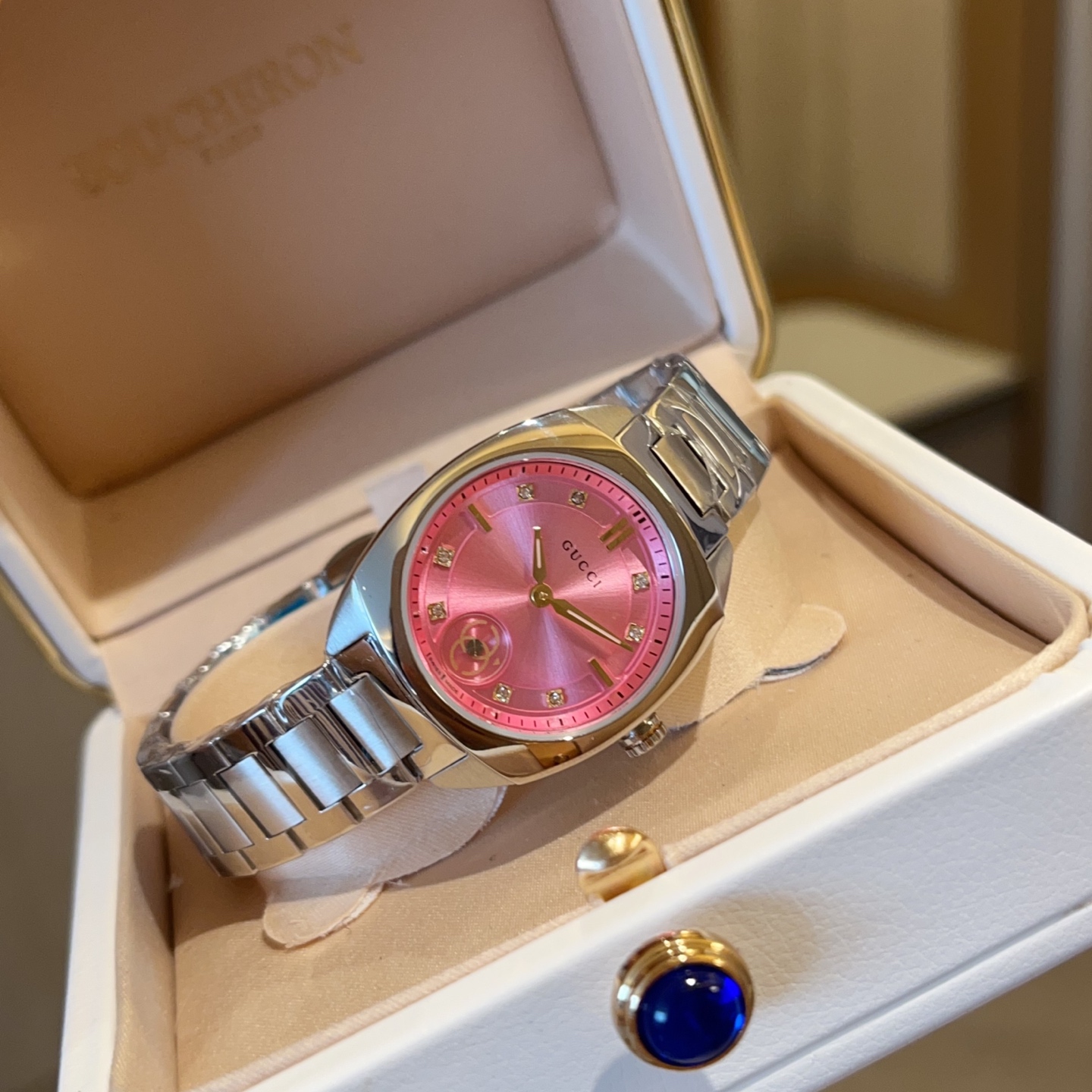 ?? White case 320 gold 340
New GUCCI interlocking collection. The original camera shows the real thing. The exquisite and delicate rainbow colors paired with the dazzling diamond dial are simple yet not simplistic! Really NOT TOO BEAUTIFUL ??5 colors to c