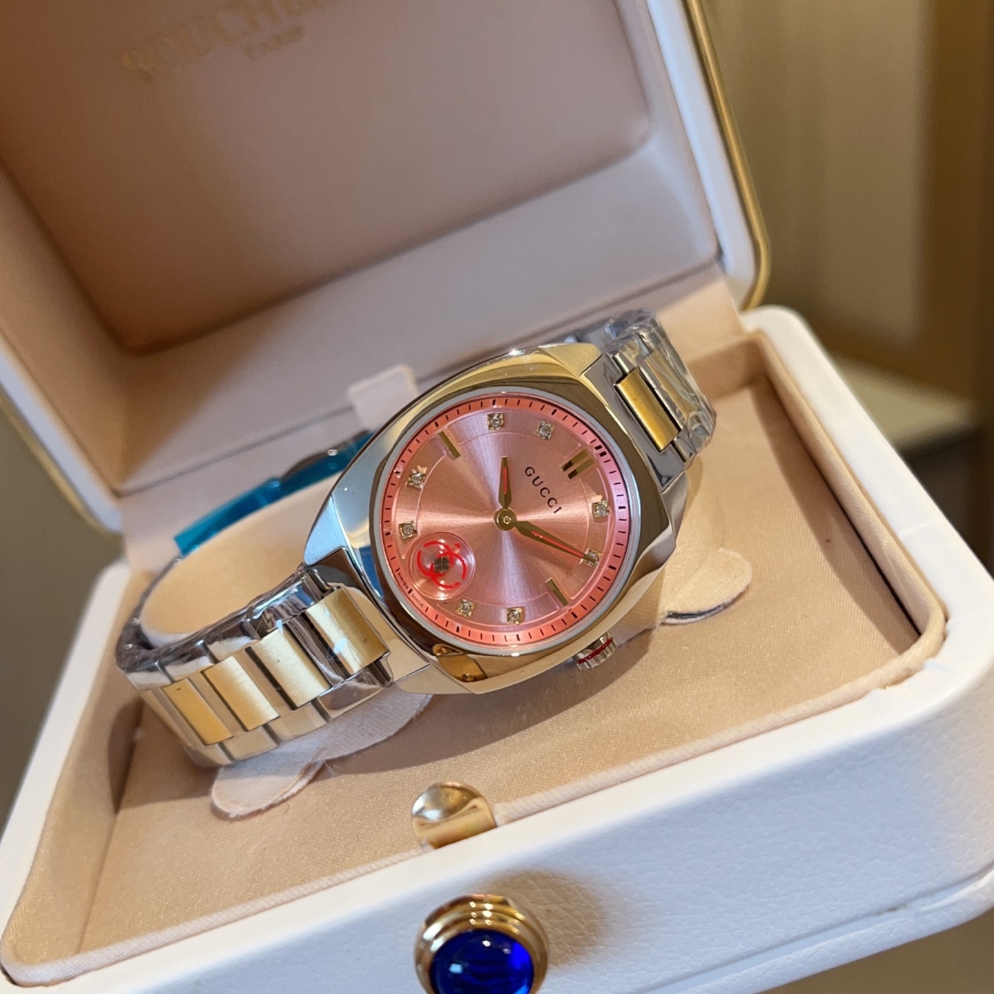 ?? White case 320 gold 340
New GUCCI interlocking collection. The original camera shows the real thing. The exquisite and delicate rainbow colors paired with the dazzling diamond dial are simple yet not simplistic! Really NOT TOO BEAUTIFUL ??5 colors to c