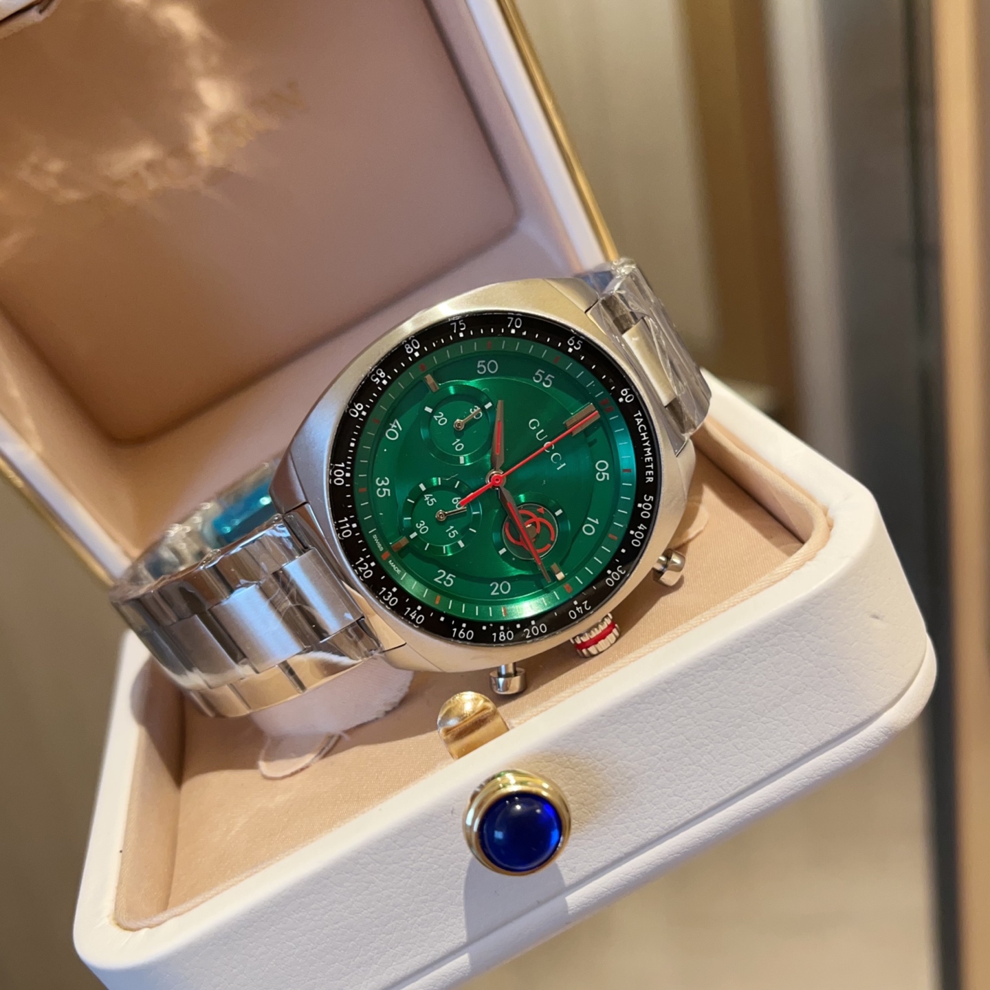 ?? White shell 320 Gold 340
Gucci new watch ??
New Gucci! A multi-functional watch with an extremely high level of appearance and a sense of speed and passion.
The new Gucci lnterlocking collection features a quartz movement with chronograph function, ing