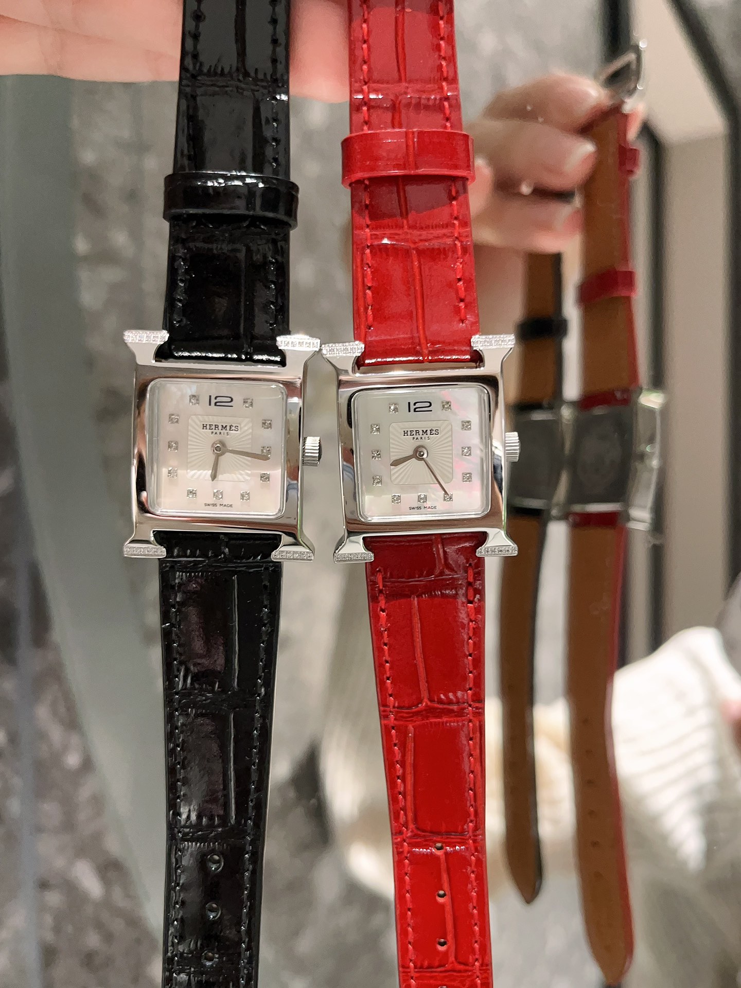 ?? White case 330 Gold case 360 (four-cornered diamonds)
Hermes [Hermes] ??Heure H collection
??2022 Hong Kong DFS Duty Free Store ???? The distinctive "H" case is surrounded by a bright-colored strap, with white natural mother-of-pearl numerals, hand-fin