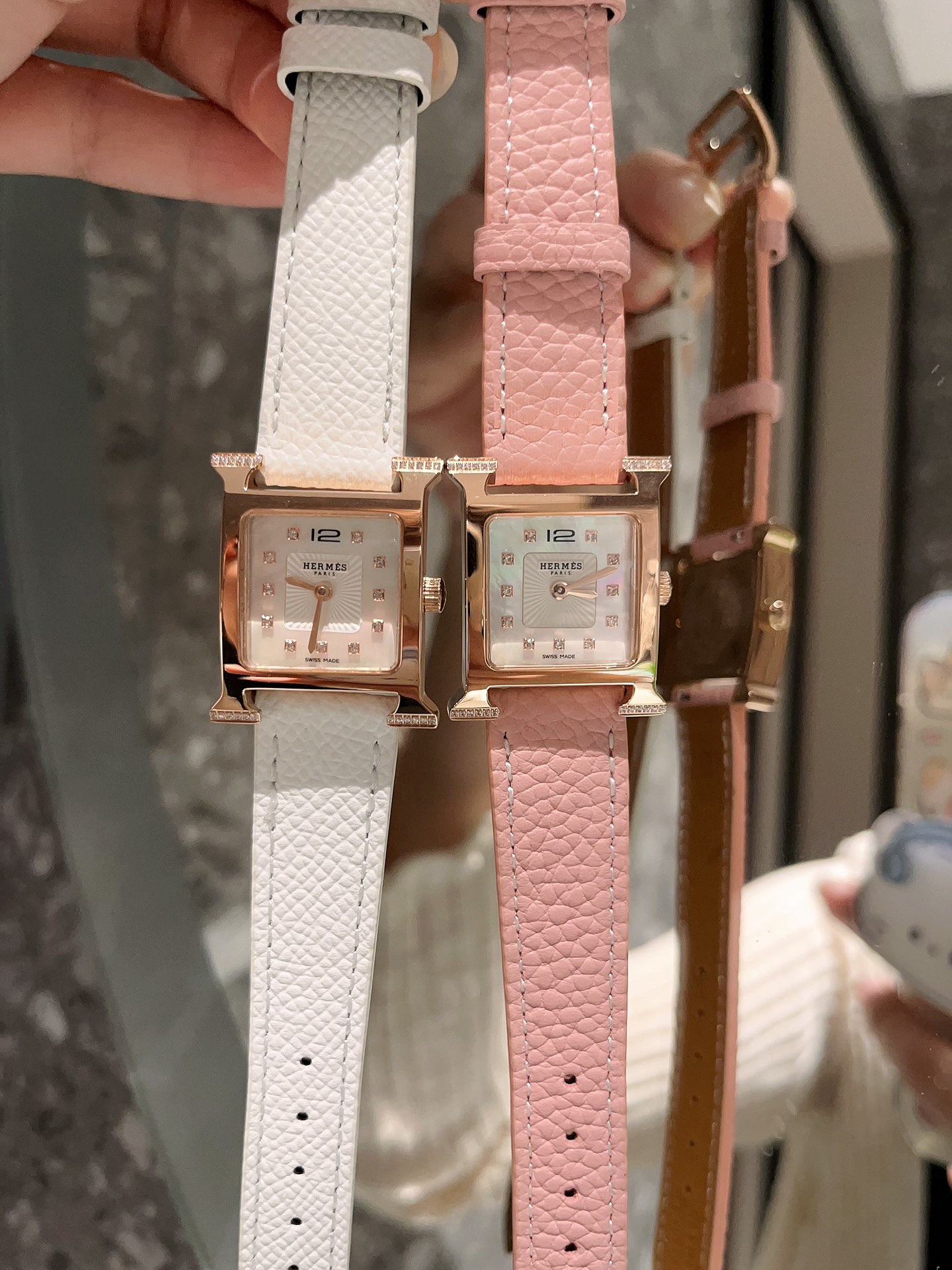 ?? White case 330 Gold case 360 (four-cornered diamonds)
Hermes [Hermes] ??Heure H collection
??2022 Hong Kong DFS Duty Free Store ???? The distinctive "H" case is surrounded by a bright-colored strap, with white natural mother-of-pearl numerals, hand-fin