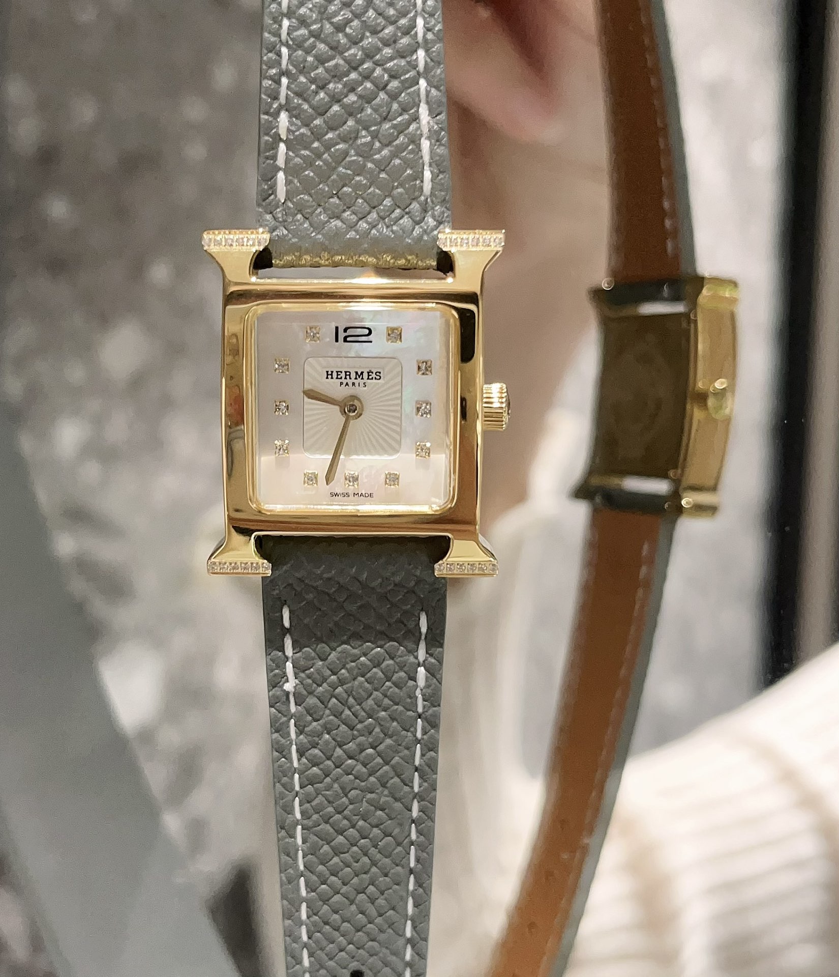 ?? White case 330 Gold case 360 (four-cornered diamonds)
Hermes [Hermes] ??Heure H collection
??2022 Hong Kong DFS Duty Free Store ???? The distinctive "H" case is surrounded by a bright-colored strap, with white natural mother-of-pearl numerals, hand-fin