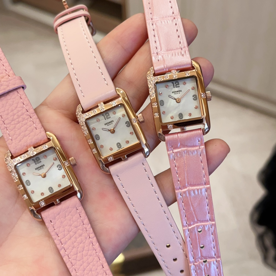 ?? White case 400 gold 430
???? The most romantic combination of Hermes! Naturally ethereal ?? cherry pink
Hermes Herens 3Q pink rose mother-of-pearl dial diamond watch, the small diamonds scattered around the outer circle are like falling cherry blossom 