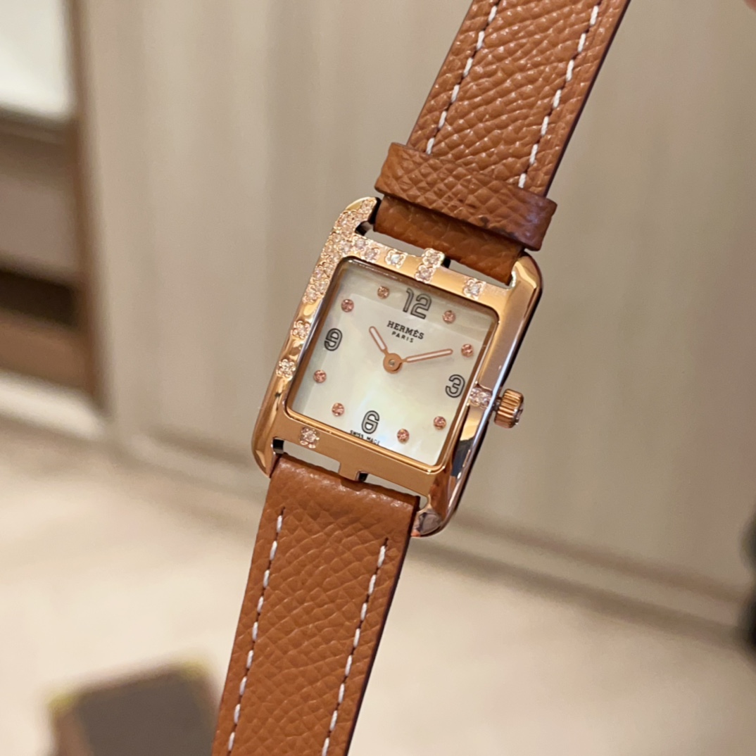 ?? White case 400 gold 430
???? The most romantic combination of Hermes! Naturally ethereal ?? cherry pink
Hermes Herens 3Q pink rose mother-of-pearl dial diamond watch, the small diamonds scattered around the outer circle are like falling cherry blossom 
