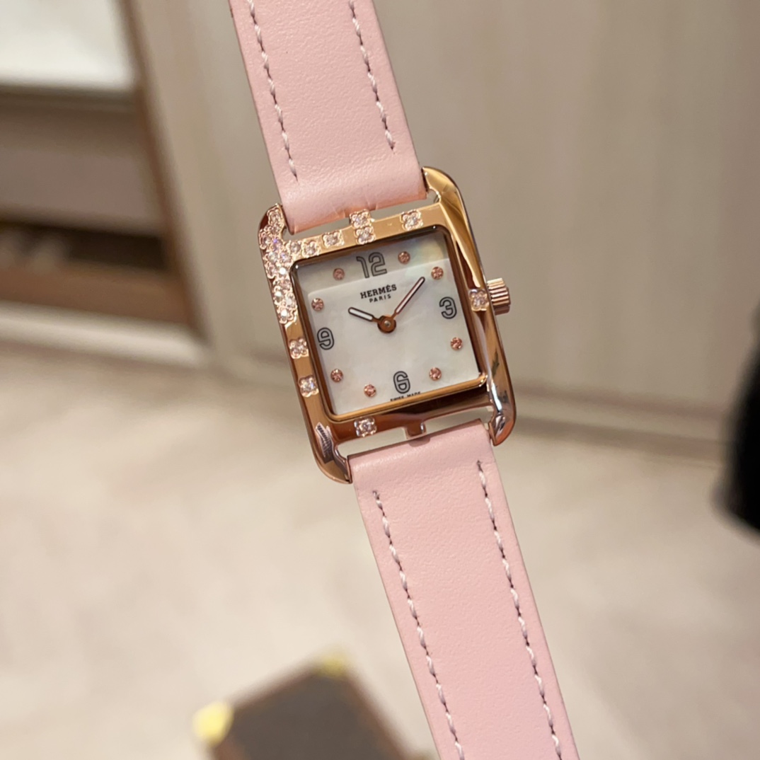 ?? White case 400 gold 430
???? The most romantic combination of Hermes! Naturally ethereal ?? cherry pink
Hermes Herens 3Q pink rose mother-of-pearl dial diamond watch, the small diamonds scattered around the outer circle are like falling cherry blossom 