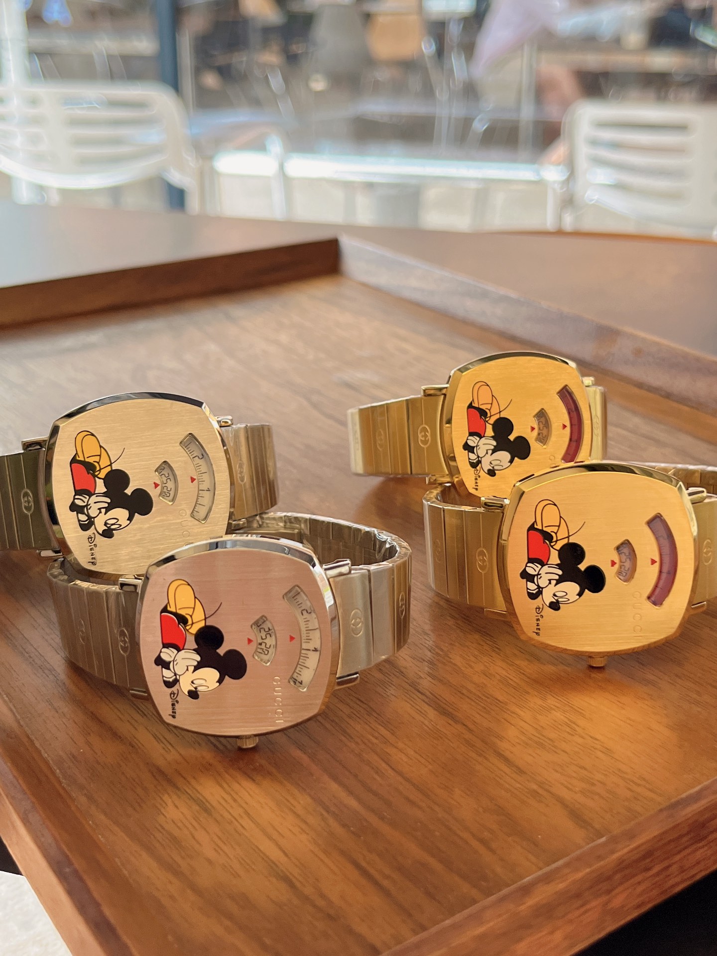 ?? White case 400 gold 420 Guci-Gucci
Youdaoplaceholder0 Disney x Gucci Grip collection, unisex Mickey Mouse watch
Youdaoplaceholder0 38mm stainless steel case
Youdaoplaceholder0 Two Windows showing hours and minutes, Ronda quartz movement
Youdaoplacehold