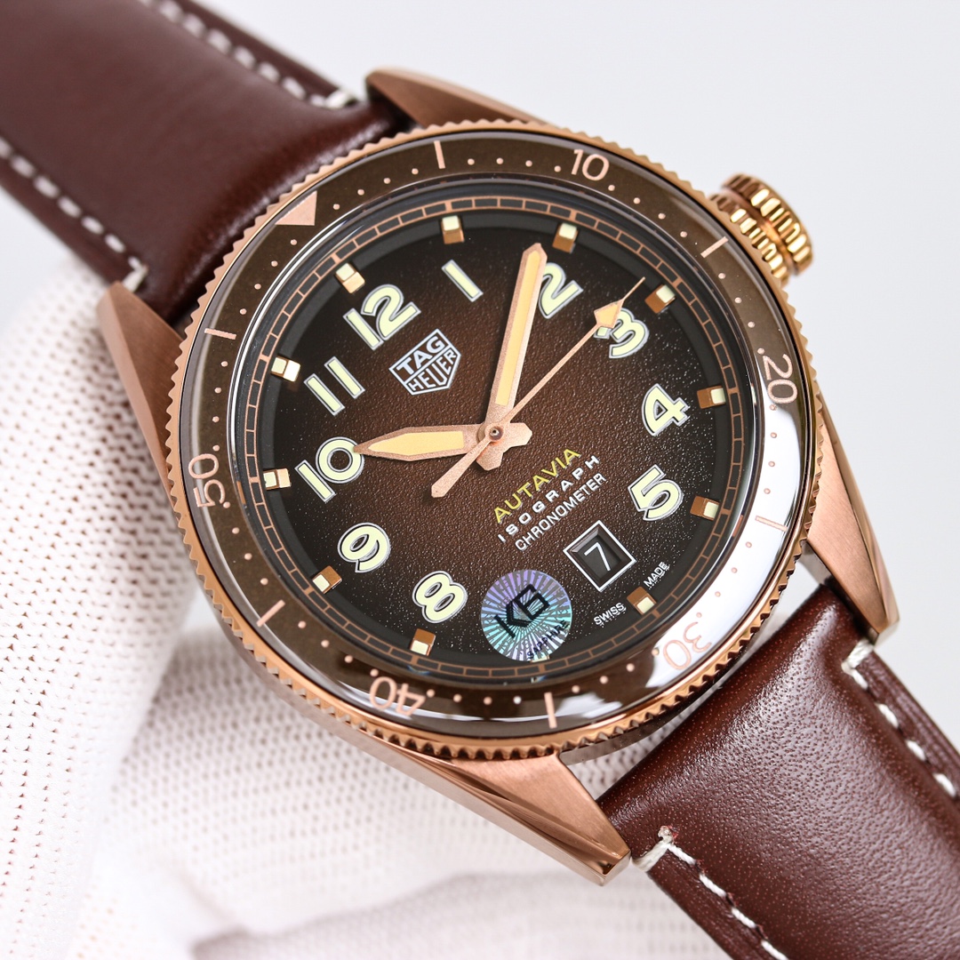 ??V2 upgraded TAG. TAG Heuer introduces a new collection - the "Autavia" watch collection! Details:
1 ? Highly individualistic retro elements, representing sporty and adventurous spirit, the new collection inherits the retro style of the original works, i