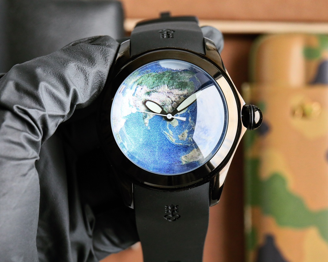 White 540 Black 560??
??CORUM Bubble ??Bubble Clown Bubble watch wonders burst forth freely. With unconventional aesthetic concepts, he creates bubble clown watches, full of mischief, he is immersed in popular culture, blending the "old-fashioned" with th