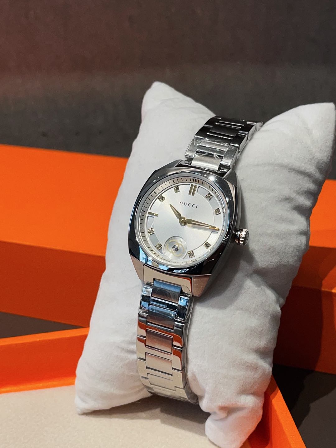 ?? 320
New GUCCI interlocking collection watches. The original camera shows the real thing. The exquisite and delicate rainbow colors paired with the dazzling diamond dial are simple yet not simplistic! Really NOT TOO BEAUTIFUL ??5 colors to choose size 2