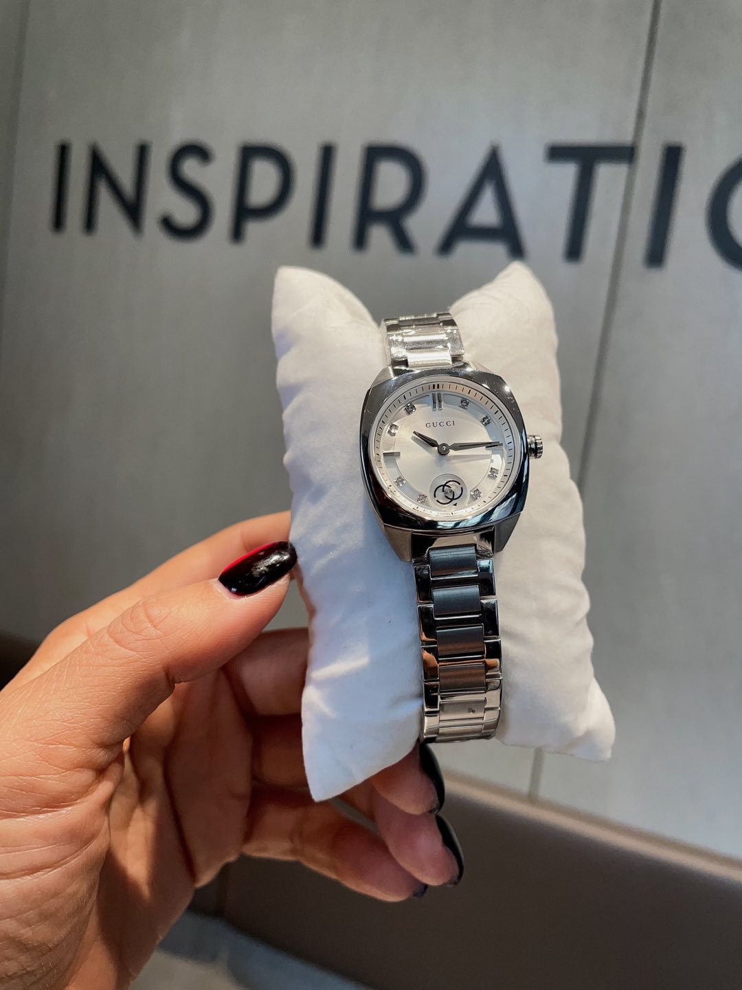 ?? 320
New GUCCI interlocking collection watches. The original camera shows the real thing. The exquisite and delicate rainbow colors paired with the dazzling diamond dial are simple yet not simplistic! Really NOT TOO BEAUTIFUL ??5 colors to choose size 2