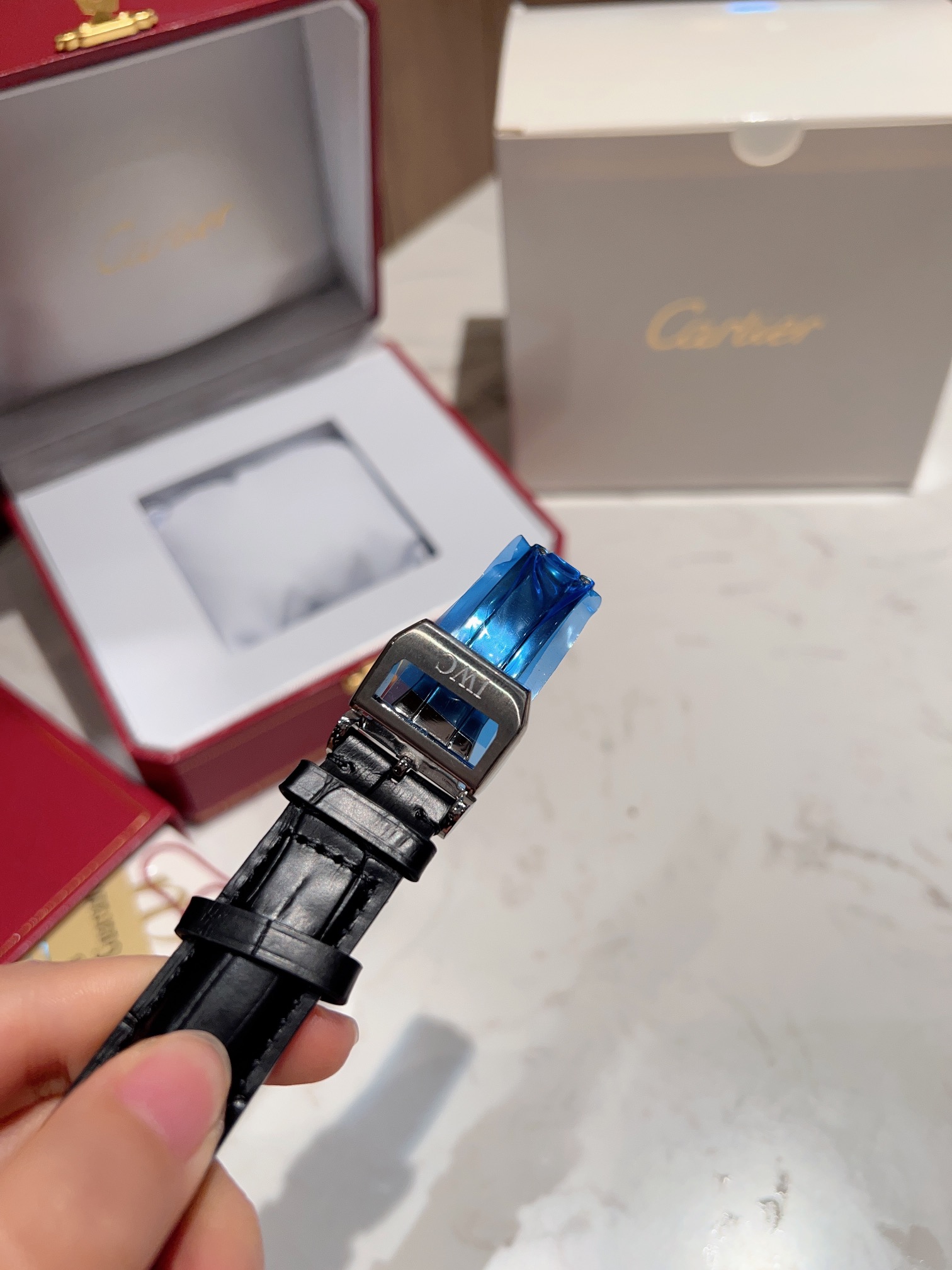 ?? 320
The new generation of IWC Portuguese 40mm perfectly replicates the ergonomic design, making the streamlined lugs fit the wrist more comfortably. Consistent with the original: the dial is lacquered and the hour markers are printed with overlay techn