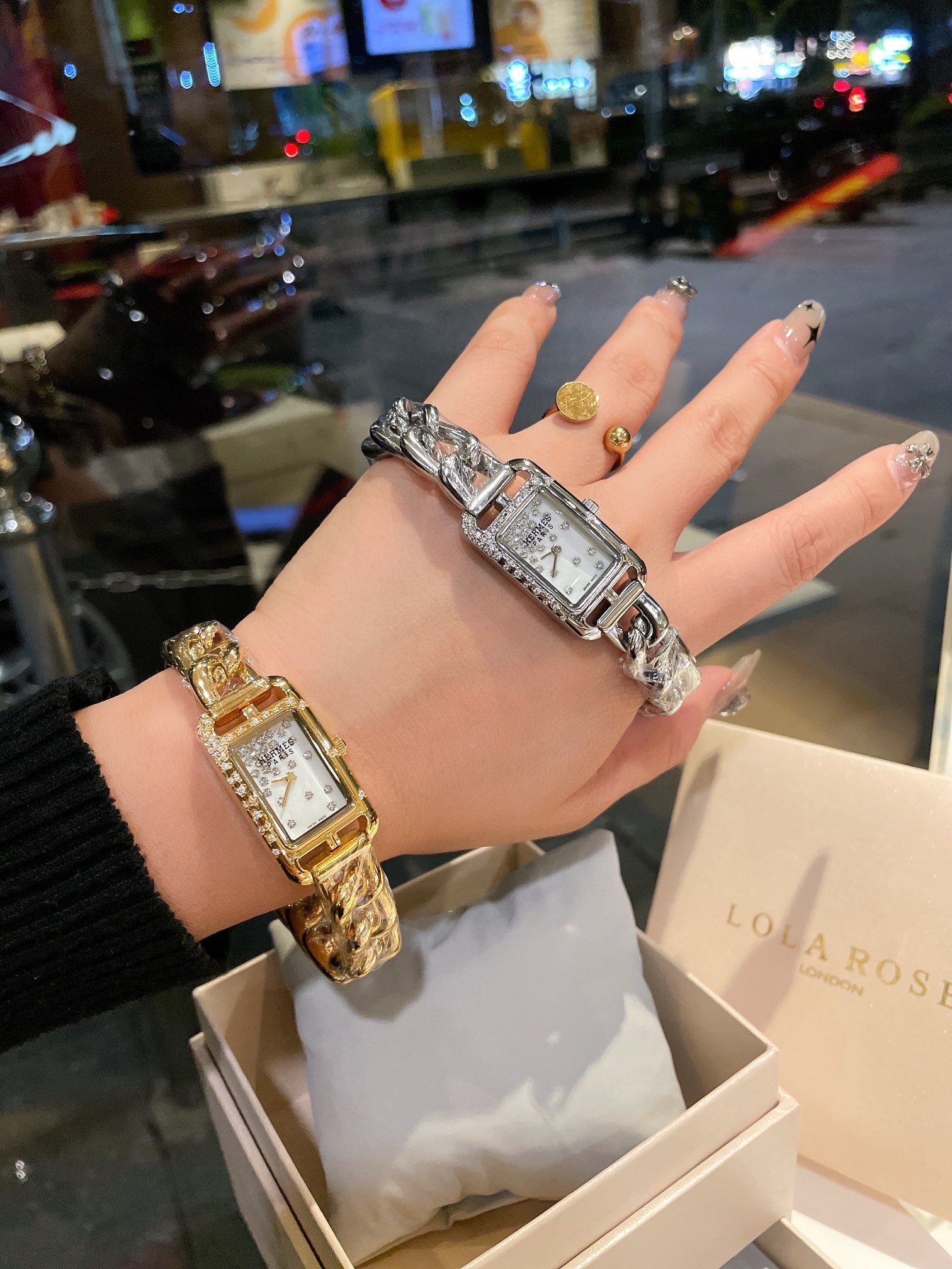 ?? 320
Hermes NANTUCKET collection with quartz movement, mirror 17x23mm strap, "free-fall anchor chain" case set with 41 diamonds + diamond-encrusted shell face with simple snap fasteners for easy wearing, the watch looks simple and elegant. The best choi