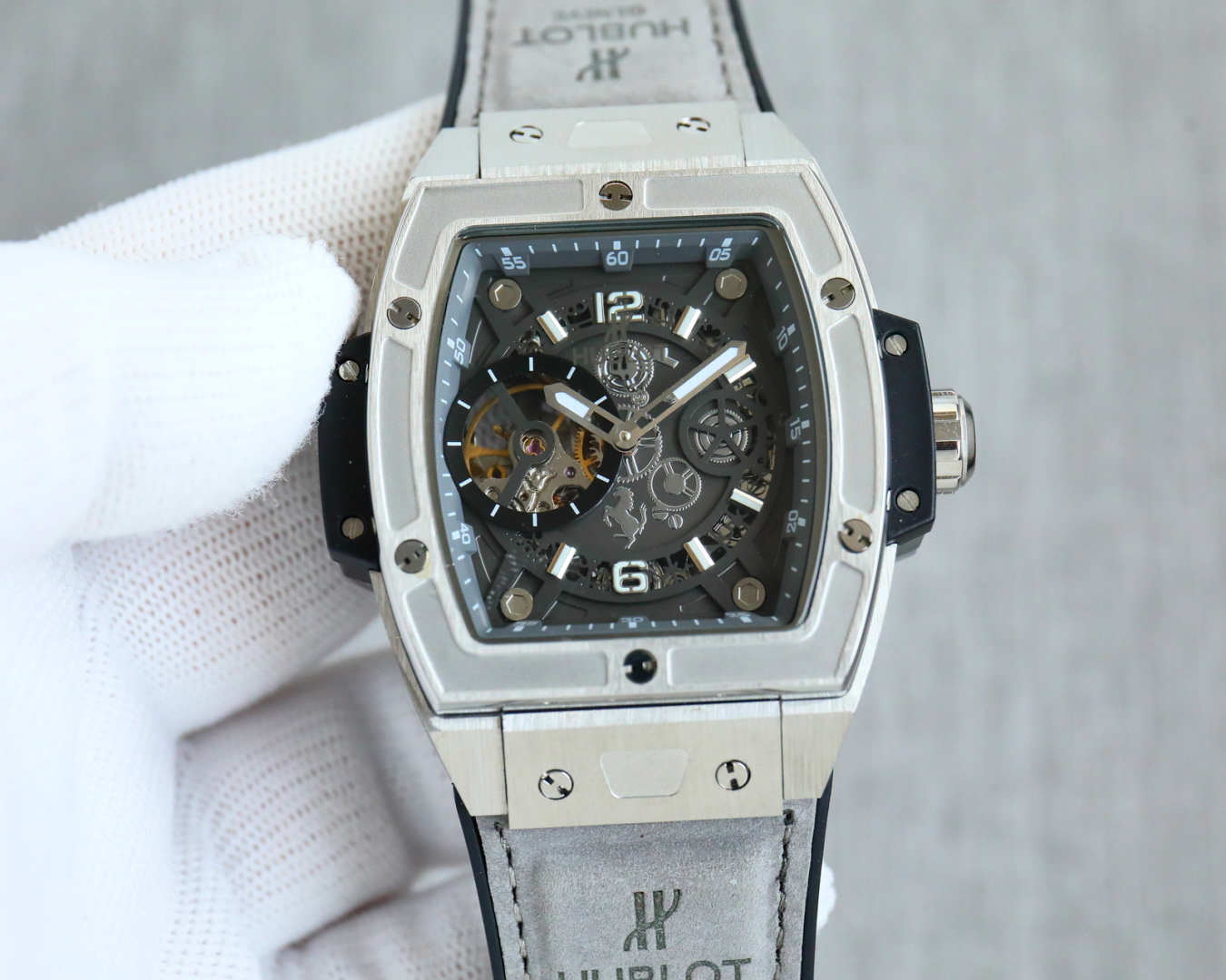 White case 610 Rose gold 630
New HUBLOT BIG BANG Soul collection ???P93 for men! High-end custom automatic mechanical - skeletonized movement, with the 9-digit position clearly visible tourbillon spinning non-stop, dynamic ??
Strap: Made of imported natur