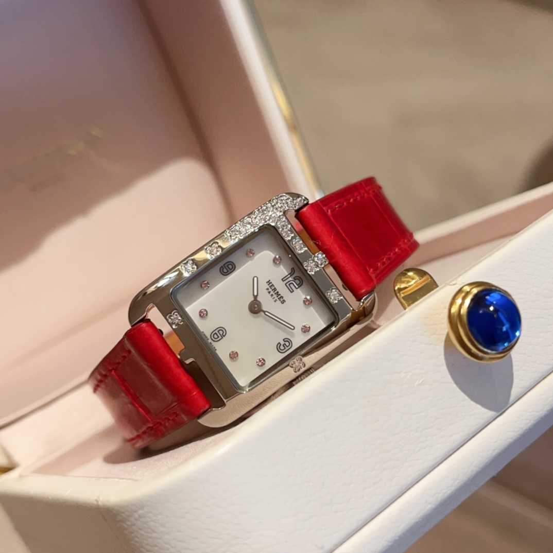 ?? White case 650
???? The most romantic combination from Hermes! Naturally ethereal ?? cherry pink
Hermes Herens 3Q pink rose mother-of-pearl dial diamond watch, the small diamonds scattered around the outer circle are like falling cherry blossom petals,