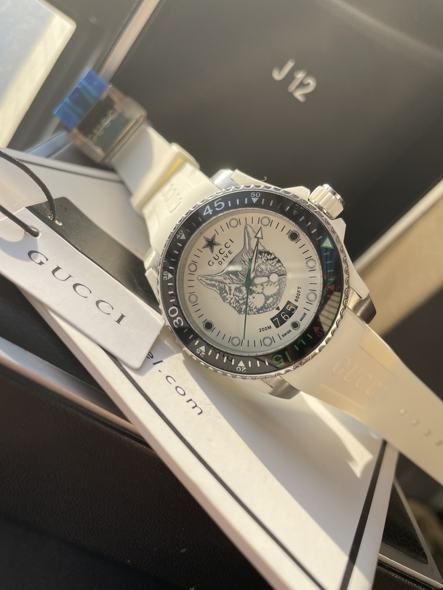 "??330 350. Upgraded ? original single quality ??" Gucci new unisex diving watch, 40mm in diameter, with the brand's signature snake pattern and luminous display on the dial. Made of stainless steel, finished with a satin finish and paired with a rubber s