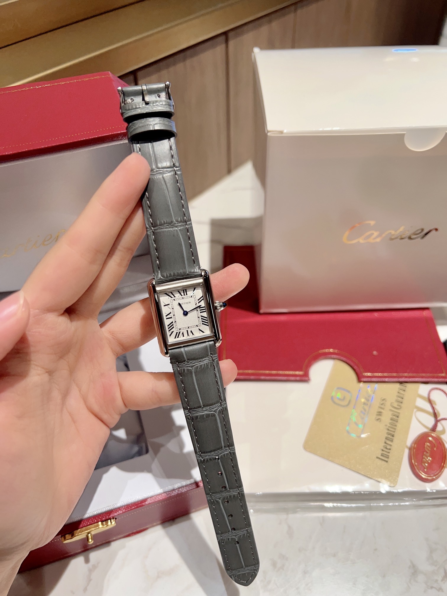 ?? 320
Cartier TANK collection vintage watch Tank collection! The dial features a three-dimensional protruding, 316L stainless steel version, couple watches, imported Swiss movement, detail polishing, hand color, crown curvature, original leather strap, s