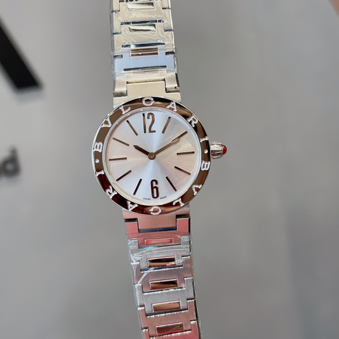 ?? 320
Cool cool wind COMES COOL is done
The new BVLGARI quartz watch is coming, the Bv Ladies quartz watch, this watch uses the logo as the design element, the unique double ring engraving on the 316L case bezel, which was originally inspired by the arc-