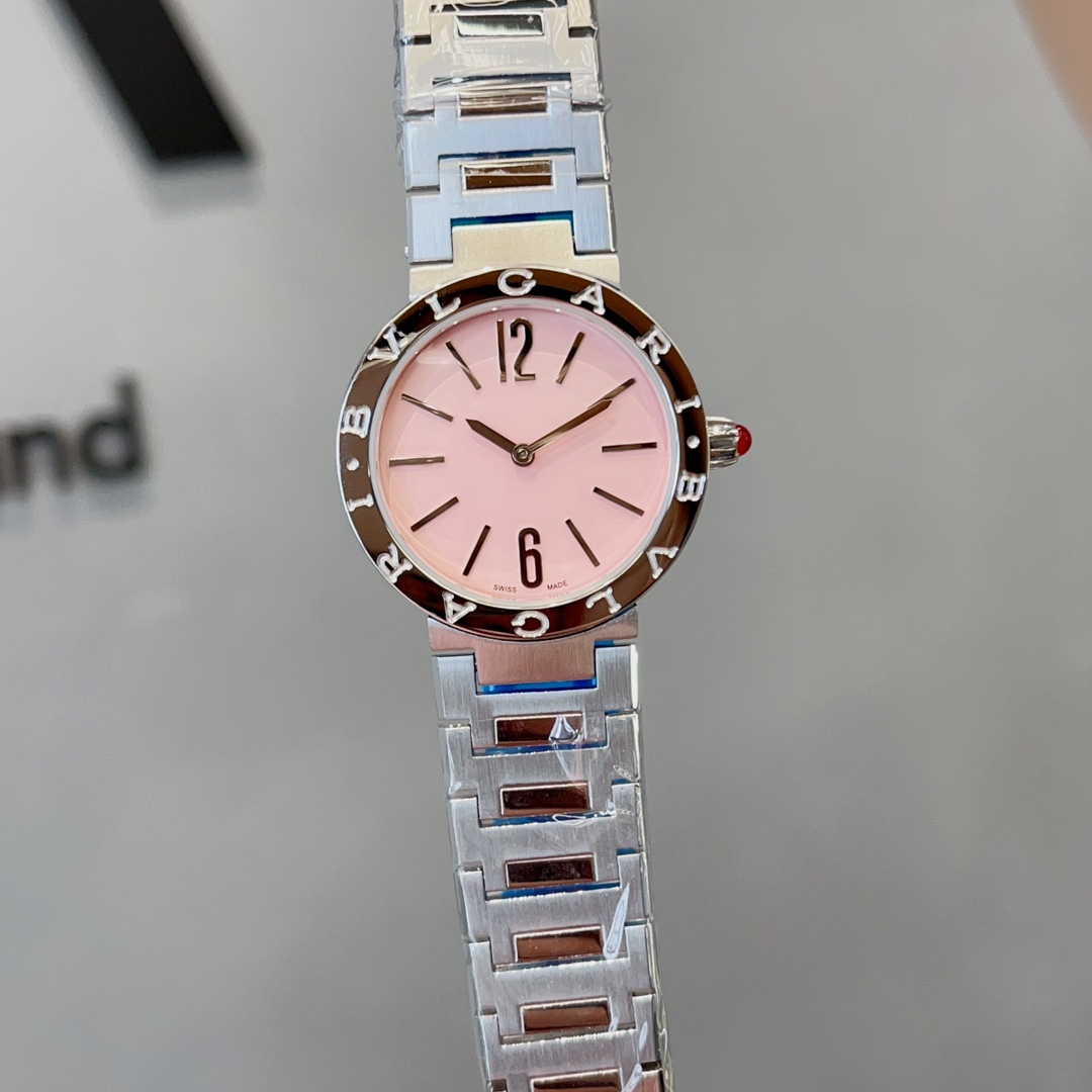 ?? 320
Cool cool wind COMES COOL is done
The new BVLGARI quartz watch is coming, the Bv Ladies quartz watch, this watch uses the logo as the design element, the unique double ring engraving on the 316L case bezel, which was originally inspired by the arc-