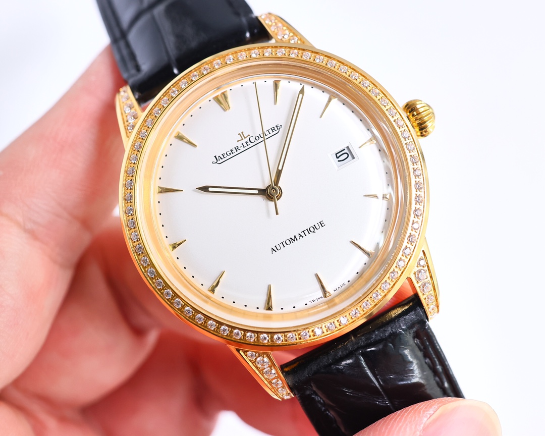 White shell 1200 Gold shell 1250
The Jaeger-lecoultre Master Series 1288420 is powered by the 9015 movement. 39mm in diameter! ? A perfect replica of the original master in 316 stainless steel, the translucent sapphire mirror glass, the exquisite hands, t