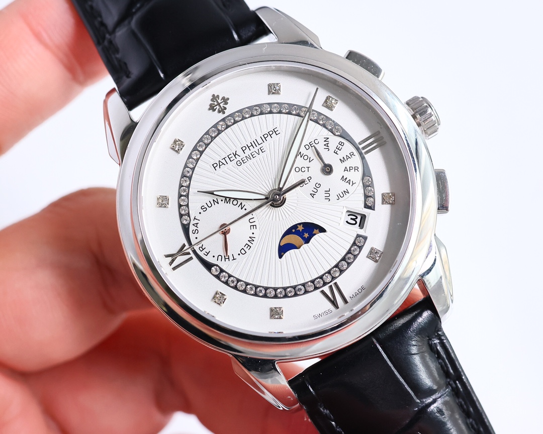 White case 1450 Gold case 1500
PP latest style Patek Philippe with imported 9100 multi-function movement (zero return) Function (24 hours, week, star, month) Imported 316 stainless steel! Paired with Italian imported calfskin! Original folding clasp! Size