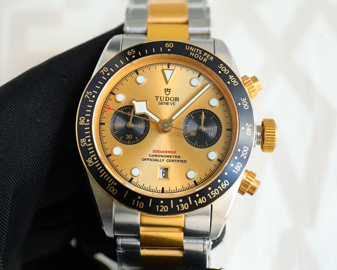 White case 1500 Gold case 1550
TUDOR - Black Bay Chrono steel watch! ?? The dial is perfectly symmetrical with fine engravings, and the texture and beauty are enhanced! Made of matte and polished 316L steel! ?? 41MM in diameter! The arched dial is a perfe