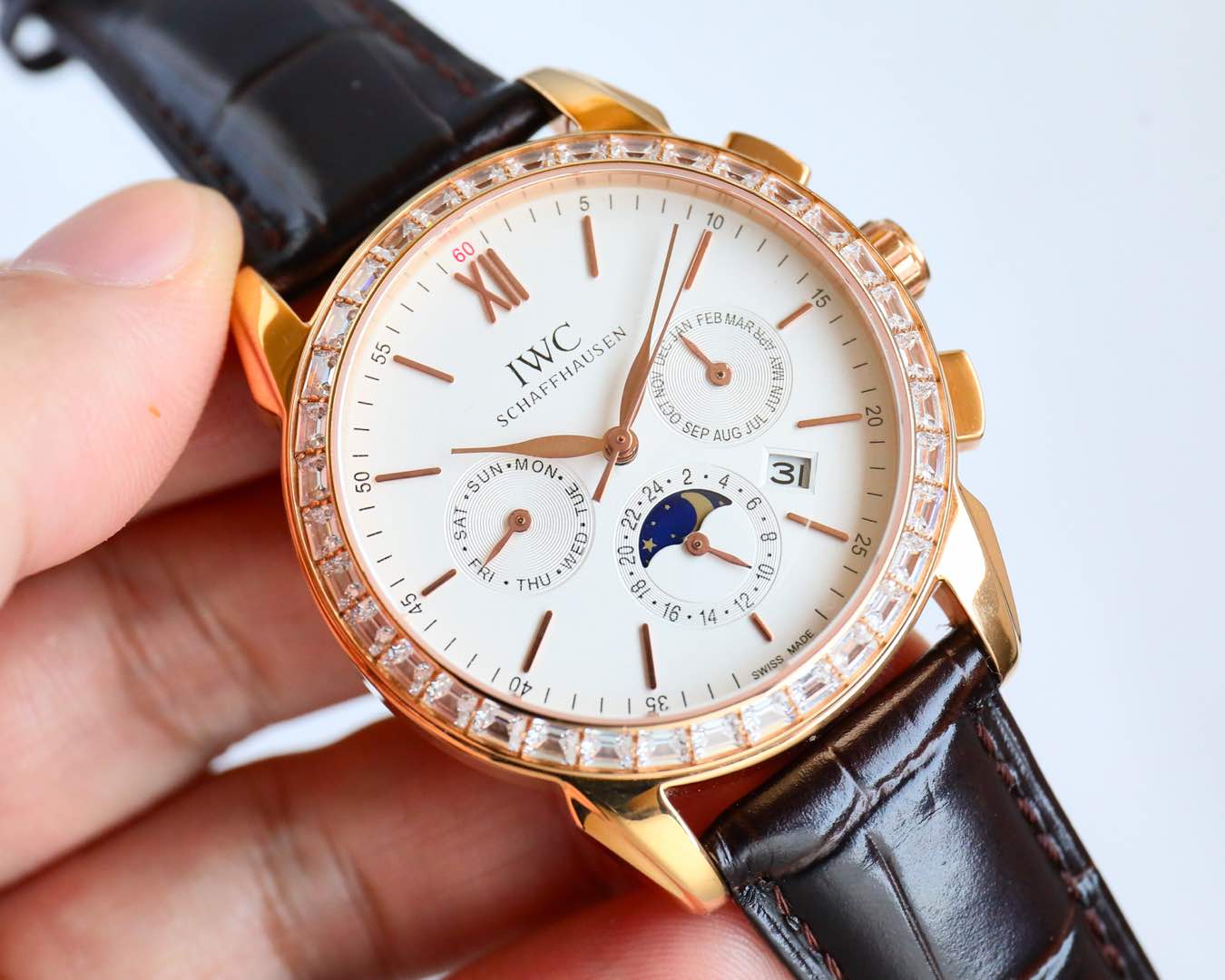 White shell 1500. Gold Shell 1550
IWC's latest masterpiece, the highest version of the IWC Portofino multifunctional high automatic watch! 9100 multifunctional imported mechanical movement! CNC finishing process for the entire case, exactly the same as th