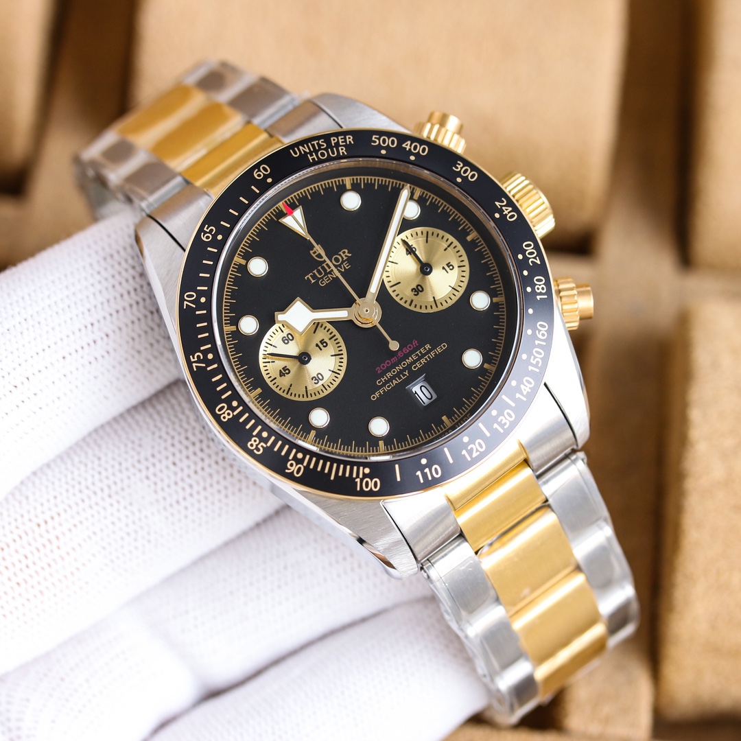 - White shell 1500 Gold 1550
TUDOR - Black Bay Chrono steel watch! ?? The dial is perfectly symmetrical with fine engravings, and the texture and beauty are enhanced! Made of matte and polished 316L steel! 41MM in diameter! The arched dial is a perfect 1: