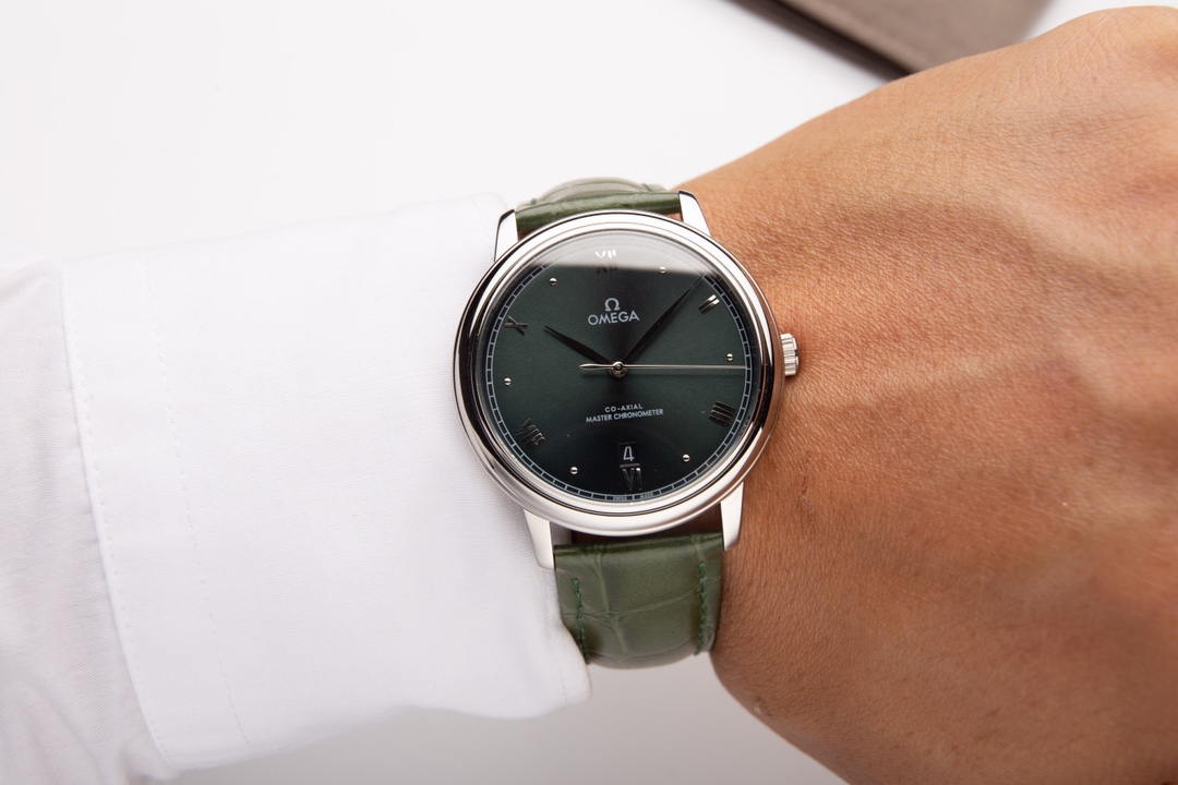 White leather: 530. Gold ?20. Steel strap ?30.