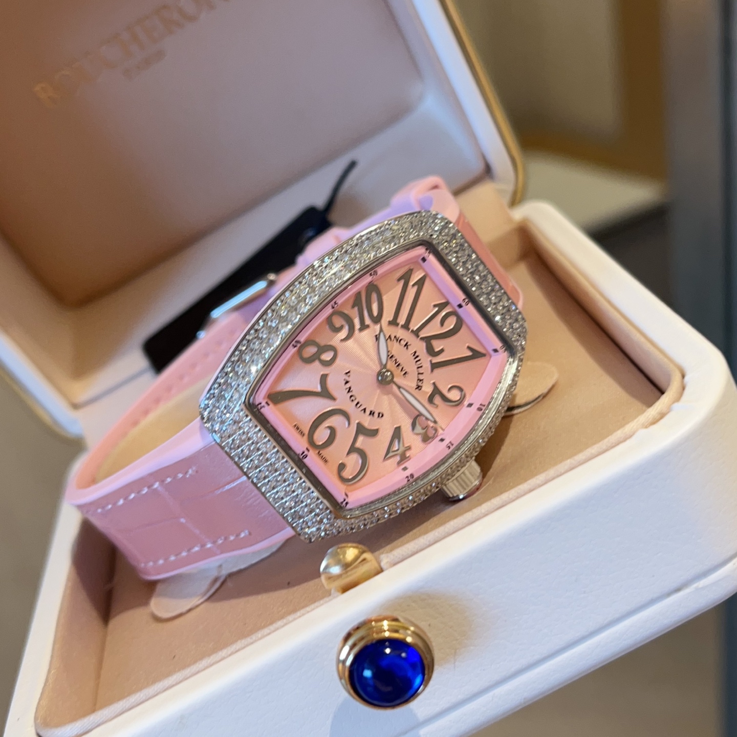 ?? 330
????Franker Muller_ Franker Muller_ V32 cask series Luxury diamond-encrusted classic numerals with rubber true leather strap diamond-encrusted buckle Imported movement Vacuum electroplating high brightness, more durable wardrobe multiple styles The