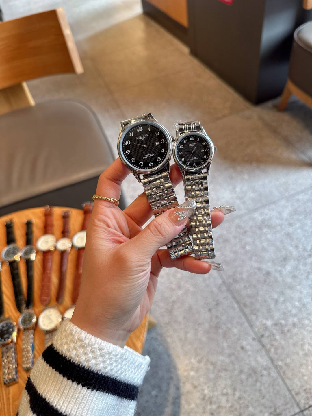 ?? White 190 Gold 210 steel band +20
Latest Classic LONGINES?? Women watch Original imported quartz movement Tempered glass 316L stainless steel case Diameter: 40mm for men 30mm for women Thickness 8mm?? If today 's sunshine ?? stop its dazzling light. Th