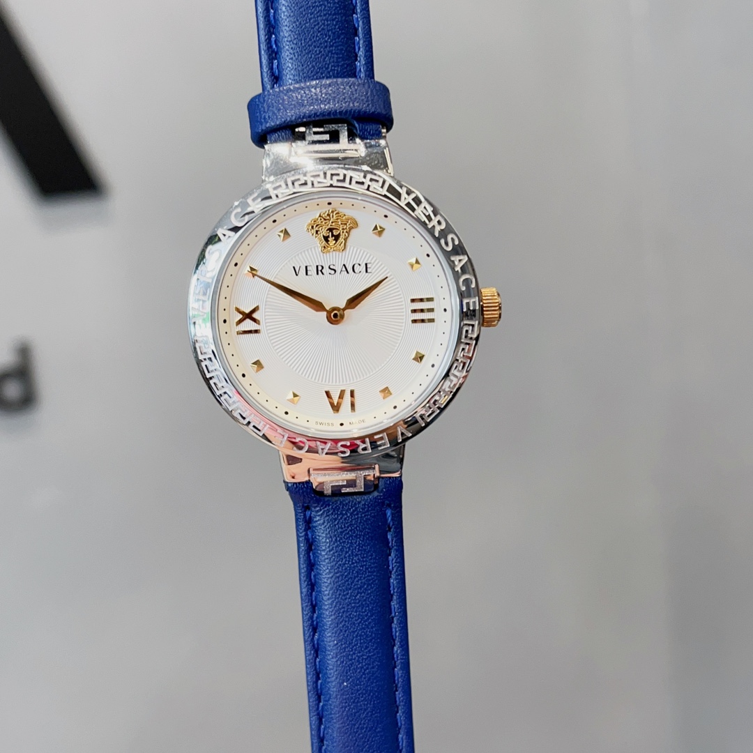?? White 260/ Gold 280
The 2023 new Versace Medusa fashion trend Women's collection interprets posture in a new way, effortlessly switching between casualness and elegance, controlling the magic of fashion, with Greek meander patterns on the dial, confide