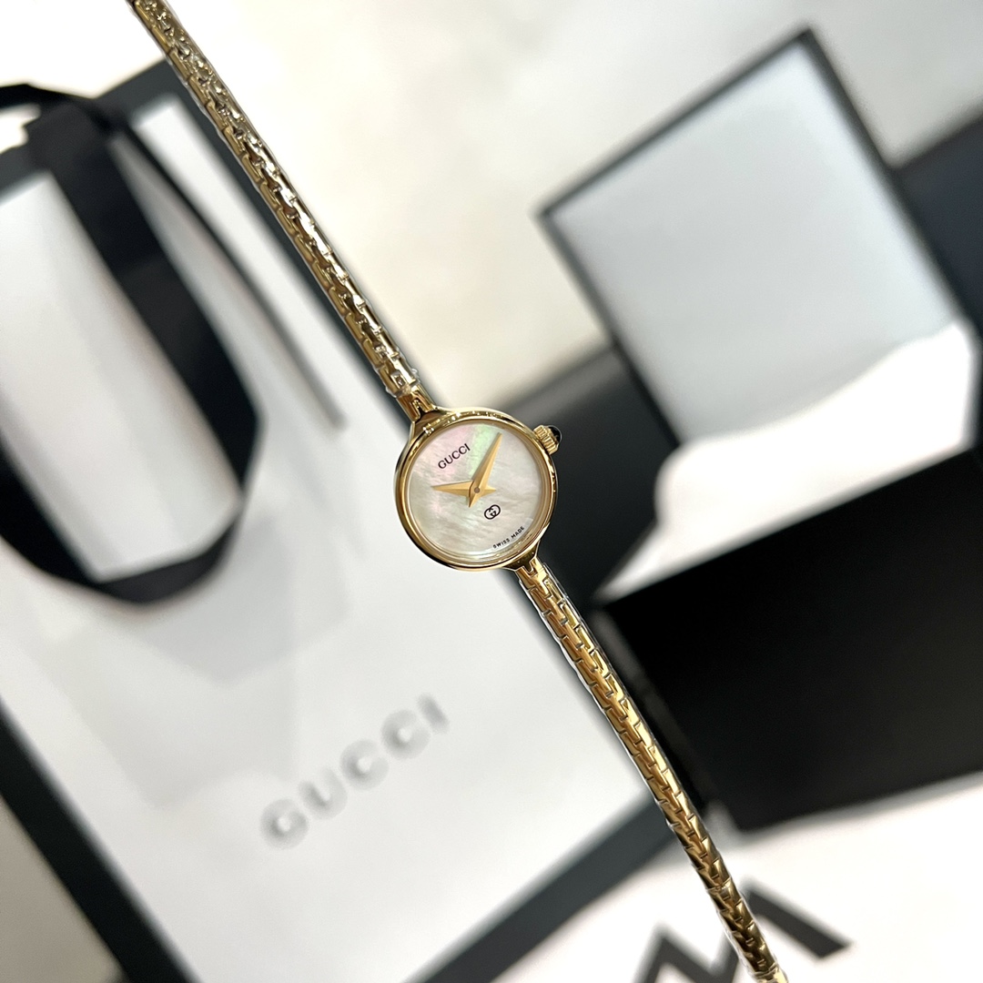 ??330 GET some hard stuff ?? gucci bought from a Japanese second-hand store! Extremely ladylike. Paired with an extremely simple dial, it has no other function except to record the time, and it is simple to remember the simple life. Fashion is a cycle, an